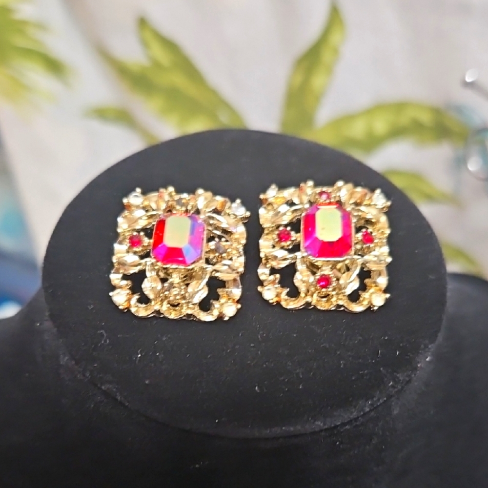 Coro Vintage Elegant Gold & Red Crystal Clipon Earrings Gold Tone Auroa Borealis
